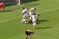 赤裸裸的羞辱！英乙球員不慎烏龍絕殺本隊，對手當(dāng)面瘋狂慶祝