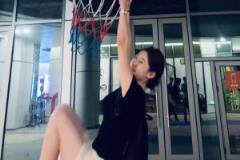 小姐姐這扣籃動(dòng)作還挺嫻熟的！