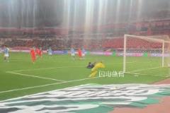 泰山隊(duì)主場(chǎng)對(duì)陣深圳30分鐘進(jìn)4個(gè)球，克雷桑低射破門后花式慶祝