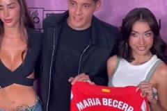 小蜘蛛左右都有美女相伴阿爾瓦雷斯看起來(lái)有點(diǎn)羞澀呢~