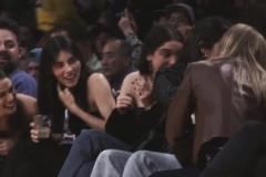 小里夫斯撲進(jìn)觀眾席，旁邊美女拉絲的眼神...