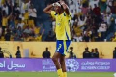 C羅凌空斬驚呆隊友，雙手抱頭不敢相信，隨后給C羅擦鞋慶祝