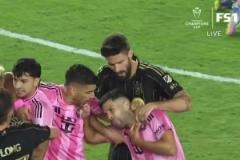 哈哈！蘇牙在拉架時忍不住咬阿爾巴