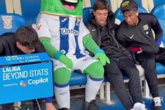 這么大苦瓜！“奶龍”庫巴西對萊加內(nèi)斯的苦瓜吉祥物很感興趣