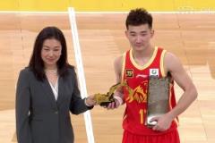 首位后衛(wèi)DPOY！孫銘徽領(lǐng)取最佳防守球員獎項還送小挖掘機