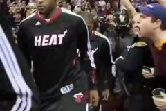 詹姆斯當年加盟熱火后重返克里夫蘭，騎士主場漫天噓聲震耳欲聾！