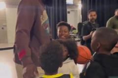 優(yōu)質(zhì)偶像！哈登叮囑來要簽名的孩子要聽爸爸媽媽的話