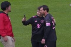 同意合影！比賽結(jié)束小球迷闖入球場找梅西合影！