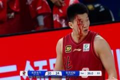 太拼了！曾凡博拼搶中誤傷隊友 雷蒙額頭大量出血下場處理