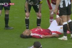 發(fā)力過猛！齊爾克澤中路帶球過人后自己拉傷！被霍伊倫替換下場！