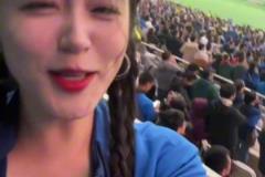 于漢超打進(jìn)扳平進(jìn)球，看臺上的申花美女球迷可激動壞了！