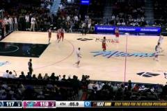 太致命！熱火發(fā)球回場(chǎng)失誤，卡林頓頂著兩人防守極限壓哨絕殺！