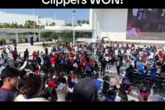 都很興奮?。】齑蛎栽谇蝠^外面看著大屏幕慶祝球隊拿下勇士