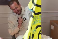 終身死敵！凱恩簽名時(shí)突然冒出來一件阿森納球衣，猶豫片刻后丟掉