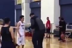 長胖了太多！退役多年的姚明表演扣籃，下來腿都軟了