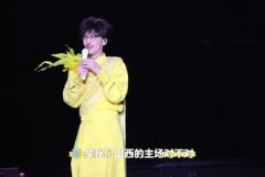 山西鬧他！周傳雄太原演唱會現(xiàn)場帶領(lǐng)歌迷為山西男籃加油助威