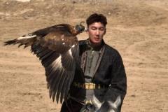 柯爾克孜族的勇士！前新疆球員可蘭白克騎馬穿著民族服飾馴鷹~