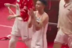 山西球迷朝徐杰大喊“徐杰晚安”，徐杰拍手微笑回應