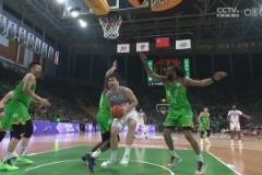 裁判沒給犯規(guī)！艾孜買提肘到奧利弗肚子上籃打進 后者疼痛難忍