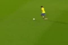 降維打擊！45歲小羅再現牛尾巴過人！微笑單挑門將輕松打進