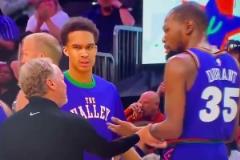 下課導(dǎo)火索？主帥布登此前抓住KD手臂要說什么，被一把甩開！