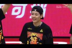 機器人級別的靜態(tài)身體！近距離看小卡的賽前熱身！