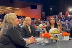 今天這穿搭，差點沒認(rèn)出來！佩奇-布克斯當(dāng)選WNBA狀元后十分淡定