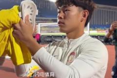 泰山隊5-1大勝青島西海岸，賽后何小珂單獨謝場