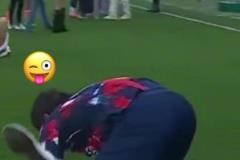 玩這么花??？內(nèi)維斯在家人面前把自己女友按倒在地