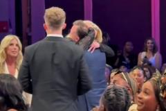 吧友們想看的正臉來了！薩格斯的女友海莉被選中后感覺快哭了