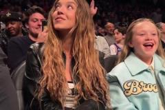 可惜籃網(wǎng)沒(méi)有進(jìn)季后賽，季后賽場(chǎng)邊很難看到悉尼妹了