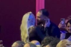 郎才女貌！薩格斯女友“美國晴子”海莉被選中兩人接吻慶祝