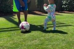 足球要從娃娃抓起！SGA帶娃踢足球，小孩摔倒時(shí)鼓掌“嘲笑”！