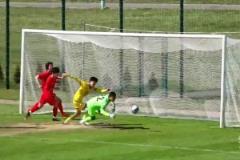 對(duì)手直抱頭！中國(guó)U15門將近距離撲出對(duì)手必進(jìn)球