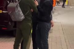 聊啥呢多特3-1巴薩，賽后弗里克與科瓦奇勾肩搭背相談甚歡