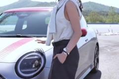 美娜休閑風(fēng)穿搭 網(wǎng)友熱評(píng)：總感覺缺少點(diǎn)什么