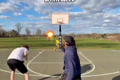 美國(guó)網(wǎng)友惡搞莫蘭特慶祝動(dòng)作：炸彈飛刀全都出來(lái)了