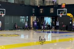 發(fā)帶077限時返場！湖人隊內(nèi)訓練東契奇戴發(fā)帶現(xiàn)身