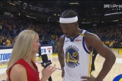 今天太C了！巴特勒接受女記者采訪心情大好，結(jié)束后還與庫里擁抱