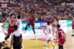 扣籃王腳踩登云梯！迪亞洛強(qiáng)勢突入單手炸裂隔扣2米26徐昕