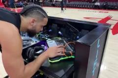 龍哥嗨起來了！火箭隊訓(xùn)練日 狄龍化身DJ調(diào)臺增加氣氛~