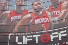 久等了火蜜們！火箭主場豐田中心更新季后賽巨幅海報