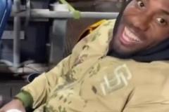 小卡帶兒子看棒球賽 笑的是真開(kāi)心啊