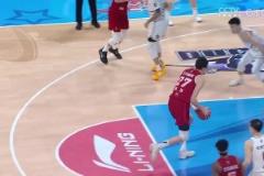 帶傷火線復(fù)出！周琦無懼薩林杰防守 強硬碾進(jìn)禁區(qū)上籃打進(jìn)