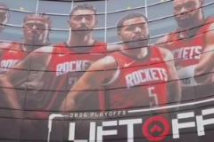 火箭主場(chǎng)大門(mén)巨幅海報(bào)已更新 靜待季后賽首場(chǎng)比賽