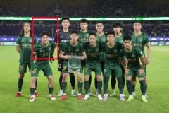賽前已得知？浙江首發(fā)合影似乎特意空出一人，此前合影未分散過(guò)