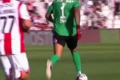 門將你買了吧！阿甲門將拿球一路狂帶，丟失球權(quán)被吊空門