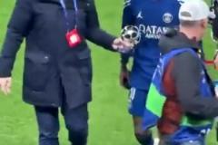 不滿意！登貝萊賽后不領(lǐng)最佳獎(jiǎng)直接回更衣室