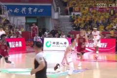 動作太大！胡明軒破壞進(jìn)攻大力撞飛迪亞洛 險(xiǎn)引沖突被吹違體！