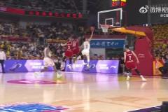 這身體天賦！迪亞洛連續(xù)釘板大帽 展現(xiàn)恐怖彈跳的視覺沖擊